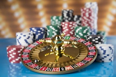 marpadotbe Texas Poker studio with professional dealer, six-seat table, and HD multi-camera broadcast setup